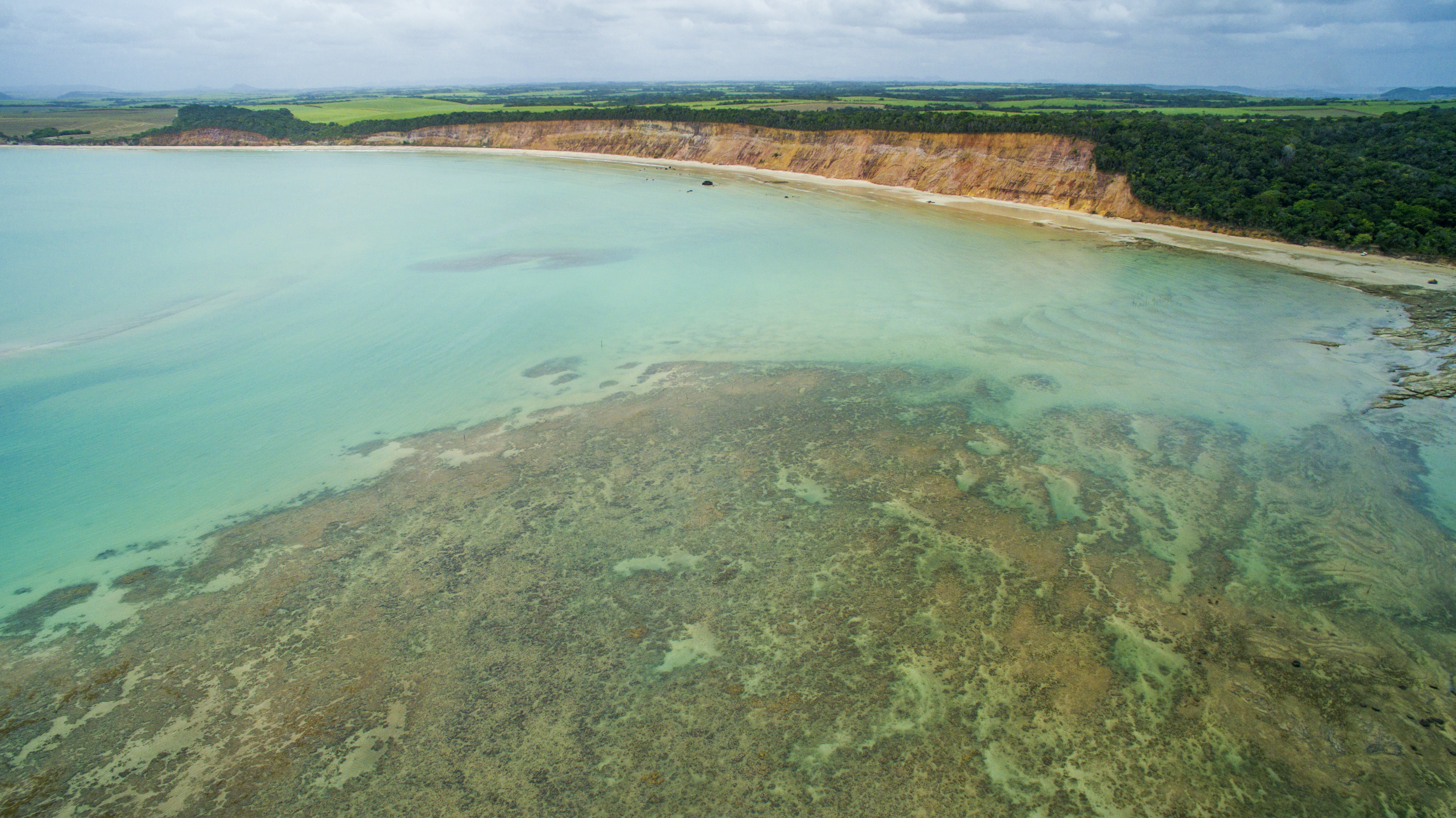 Praia de Carro Quebrado: Falésias e Contato com a Natureza