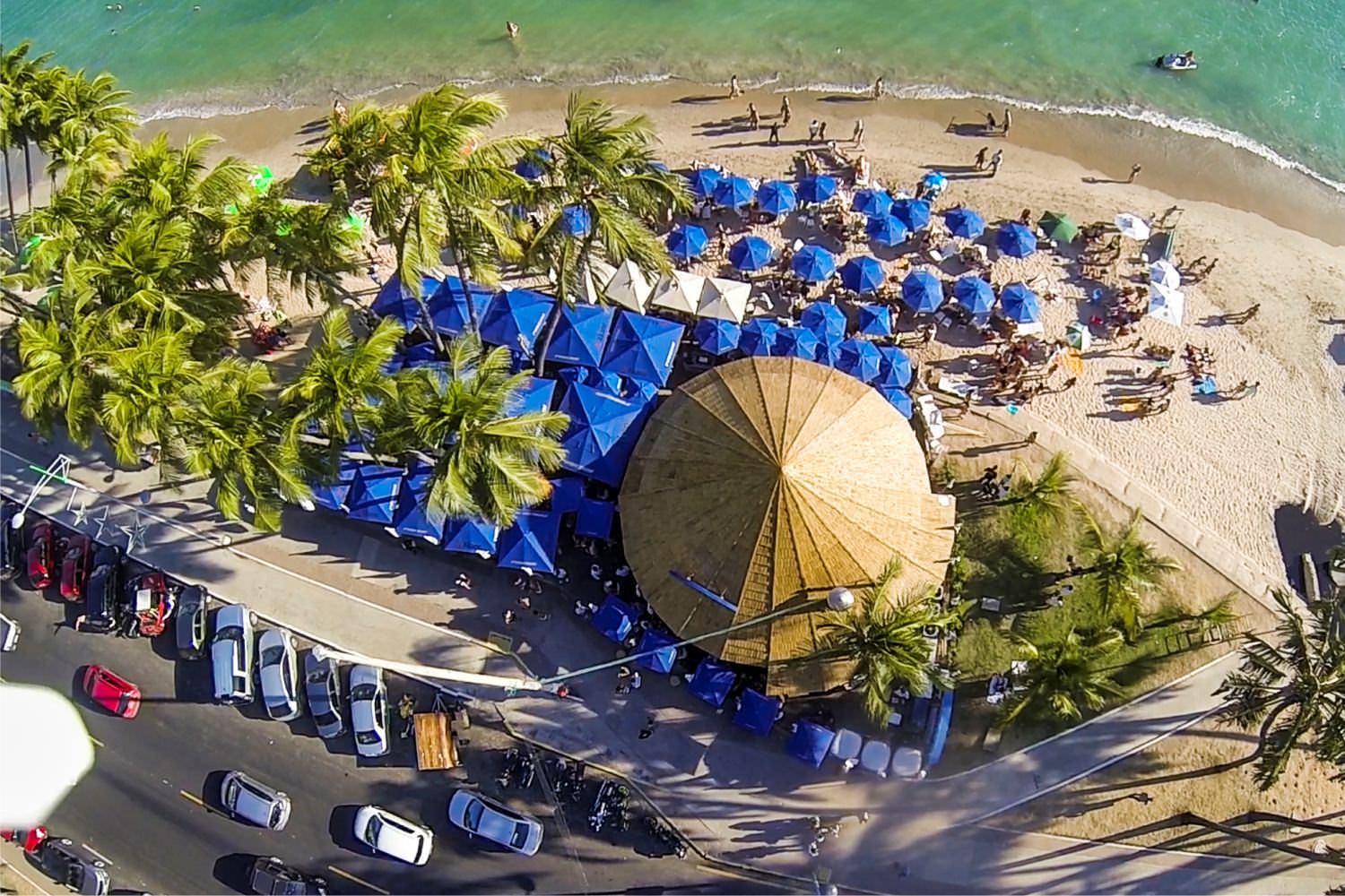 Quiosques na praia de Maceió: descubra onde comer e beber bem!